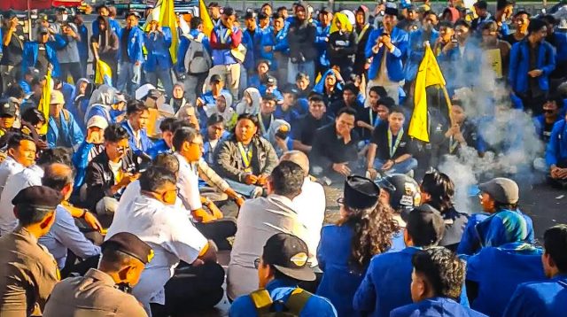 Tolak MBG dan KDMP, Ratusan Mahasiswa PMII Jatim Blokade Jalan Pahlawan