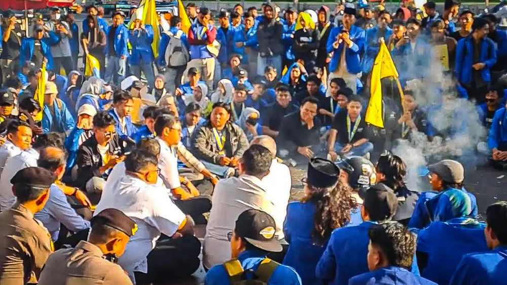 Tolak MBG dan KDMP, Ratusan Mahasiswa PMII Jatim Blokade Jalan Pahlawan