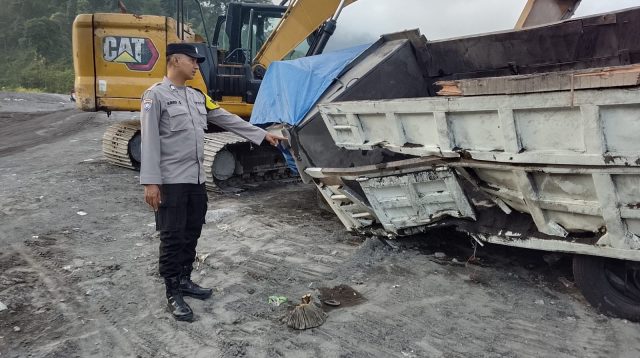 As Roda Patah di Tanjakan, Truk Pasir Terjun ke Jurang 13 Meter di Lumajang