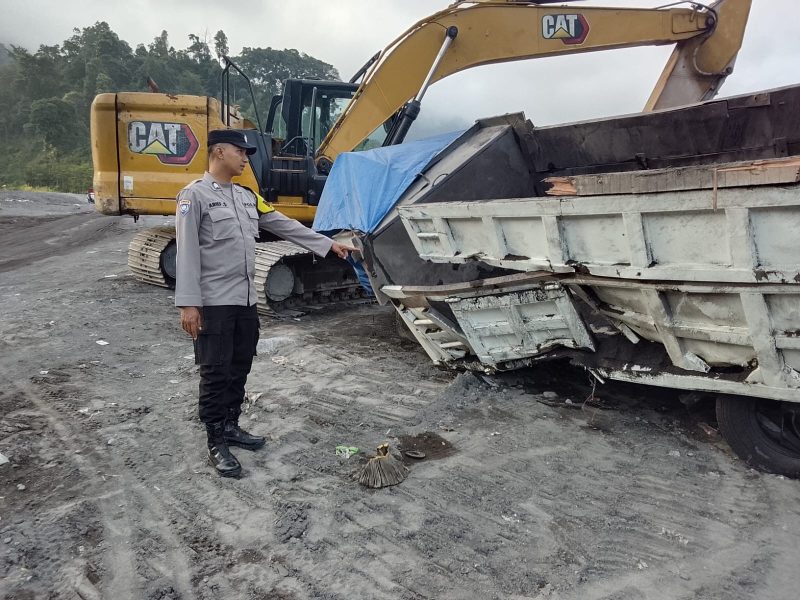 As Roda Patah di Tanjakan, Truk Pasir Terjun ke Jurang 13 Meter di Lumajang