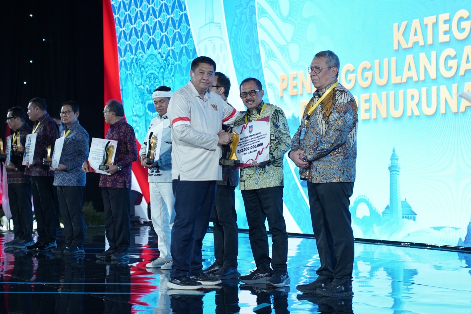 Surabaya Borong Penghargaan Nasional, Sabet Rp5 Miliar Berkat Komitmen Atasi Stunting dan Kemiskinan