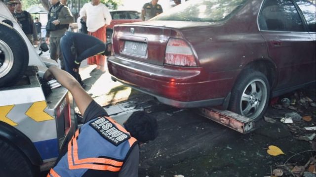 Ngamuk Jalan Umum Jadi Tempat Las, Eri Cahyadi Bersihkan Jalan Nias