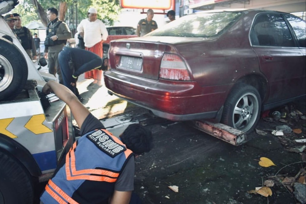 Ngamuk Jalan Umum Jadi Tempat Las, Eri Cahyadi Bersihkan Jalan Nias