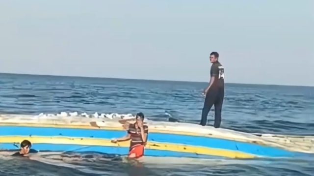 Kapal BUMDes Gili Ketapang Terbalik, 14 Ton Sembako Tenggelam di Laut