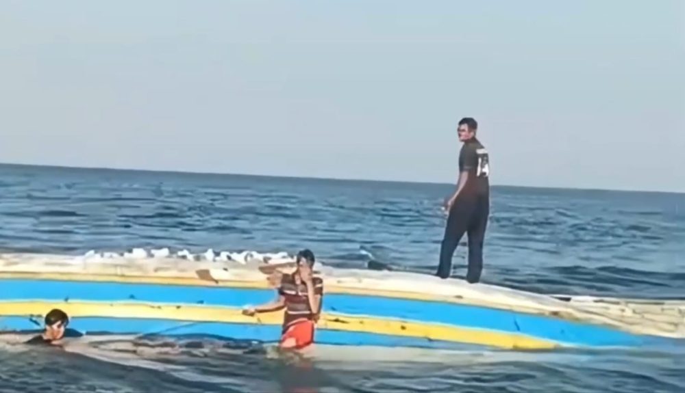 Kapal BUMDes Gili Ketapang Terbalik, 14 Ton Sembako Tenggelam di Laut
