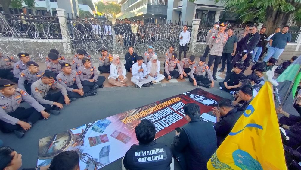 Mahasiswa Geruduk Kantor BI Surabaya, Tuntut Evaluasi Kebijakan Moneter dan Kinerja Bank Indonesia