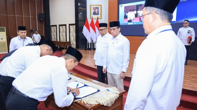 Menaker Lantik 10 Pejabat Baru, Tekankan Penguatan K3 dan Integritas Birokrasi