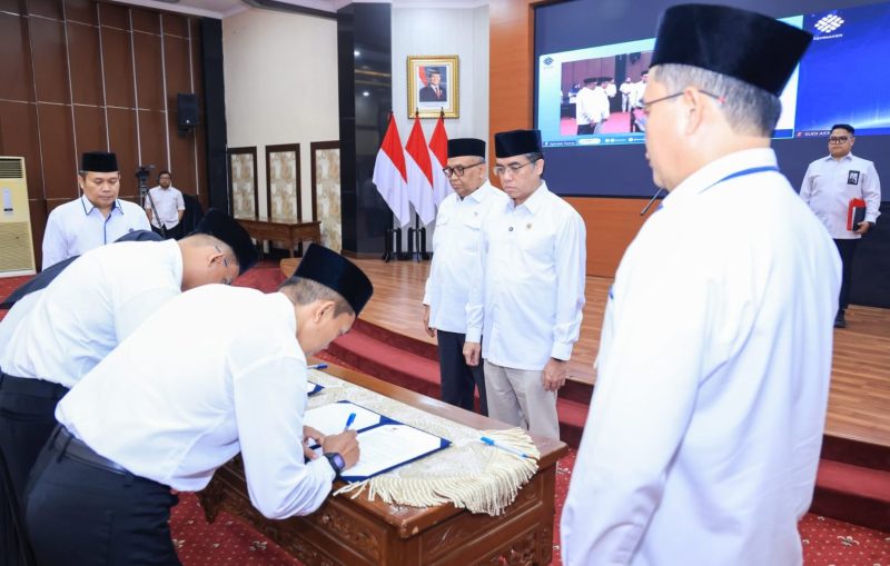 Menaker Lantik 10 Pejabat Baru, Tekankan Penguatan K3 dan Integritas Birokrasi