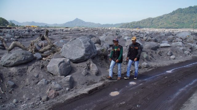 Demi Data Akurat, Petugas Sensus Ekonomi Lumajang Rela Terobos Jalur Lahar Semeru