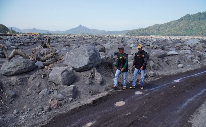Demi Data Akurat, Petugas Sensus Ekonomi Lumajang Rela Terobos Jalur Lahar Semeru