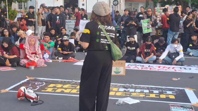 Rakyat Surabaya Menggugat Gelar Aksi Demo di Grahadi Kritik Kebijakan Pemerintah Prabowo-Gibran Rakyat Surabaya Menggugat Gelar Aksi di Grahadi, Desak Evaluasi Pemerintahan dan Kebijakan Negara