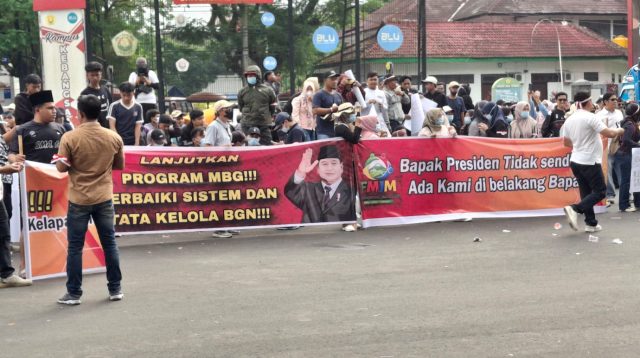 Ratusan Warga Jember Gelar Aksi Damai, Dukung MBG dan Minta Evaluasi BGN