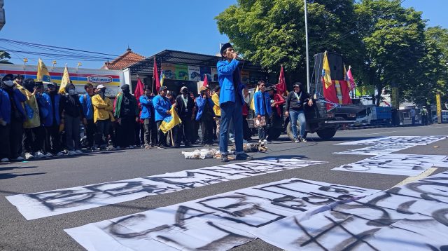 Demo di DPRD Lumajang, Mahasiswa Tolak Kenaikan Harga BBM Pertamax