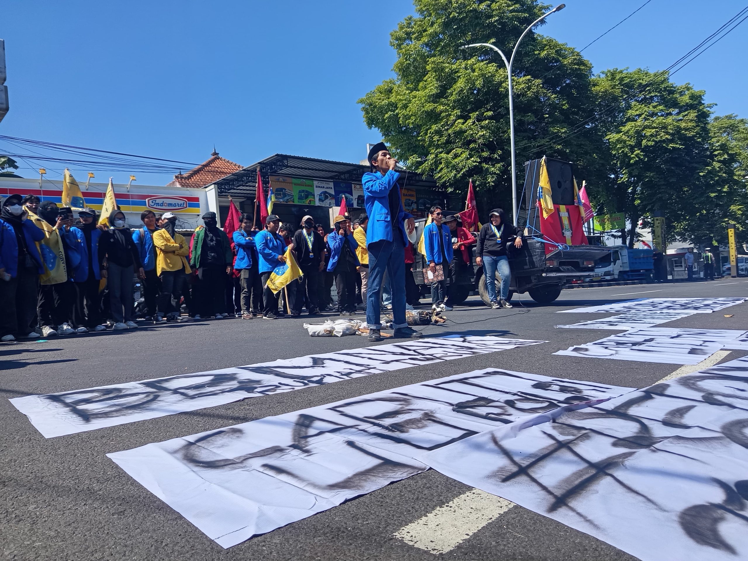 Demo di DPRD Lumajang, Mahasiswa Tolak Kenaikan Harga BBM Pertamax