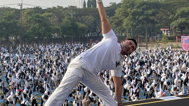 150 Penyandang Disabilitas Ikut Yoga Bareng Anjasmara, Hantarkan Unesa Cetak Rekor MURI