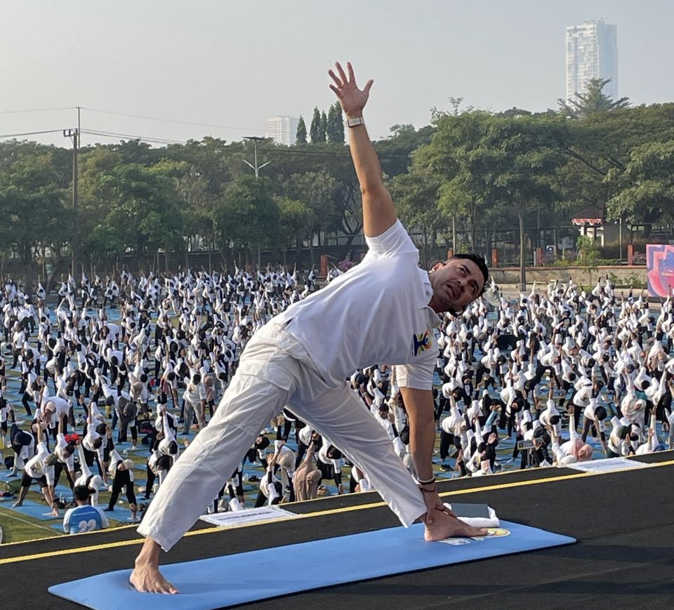 150 Penyandang Disabilitas Ikut Yoga Bareng Anjasmara, Hantarkan Unesa Cetak Rekor MURI