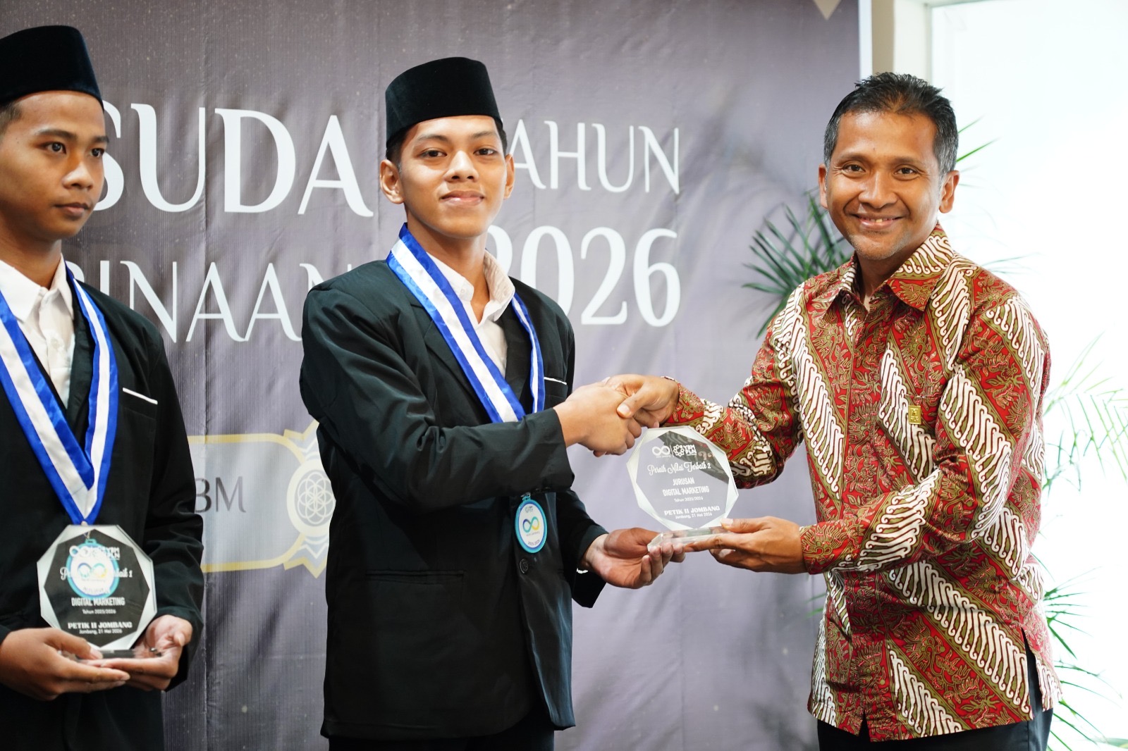 Zakat Jadi Jalan Raih Masa Depan, PLN Wisuda 43 Mahasantri PeTIK Jombang