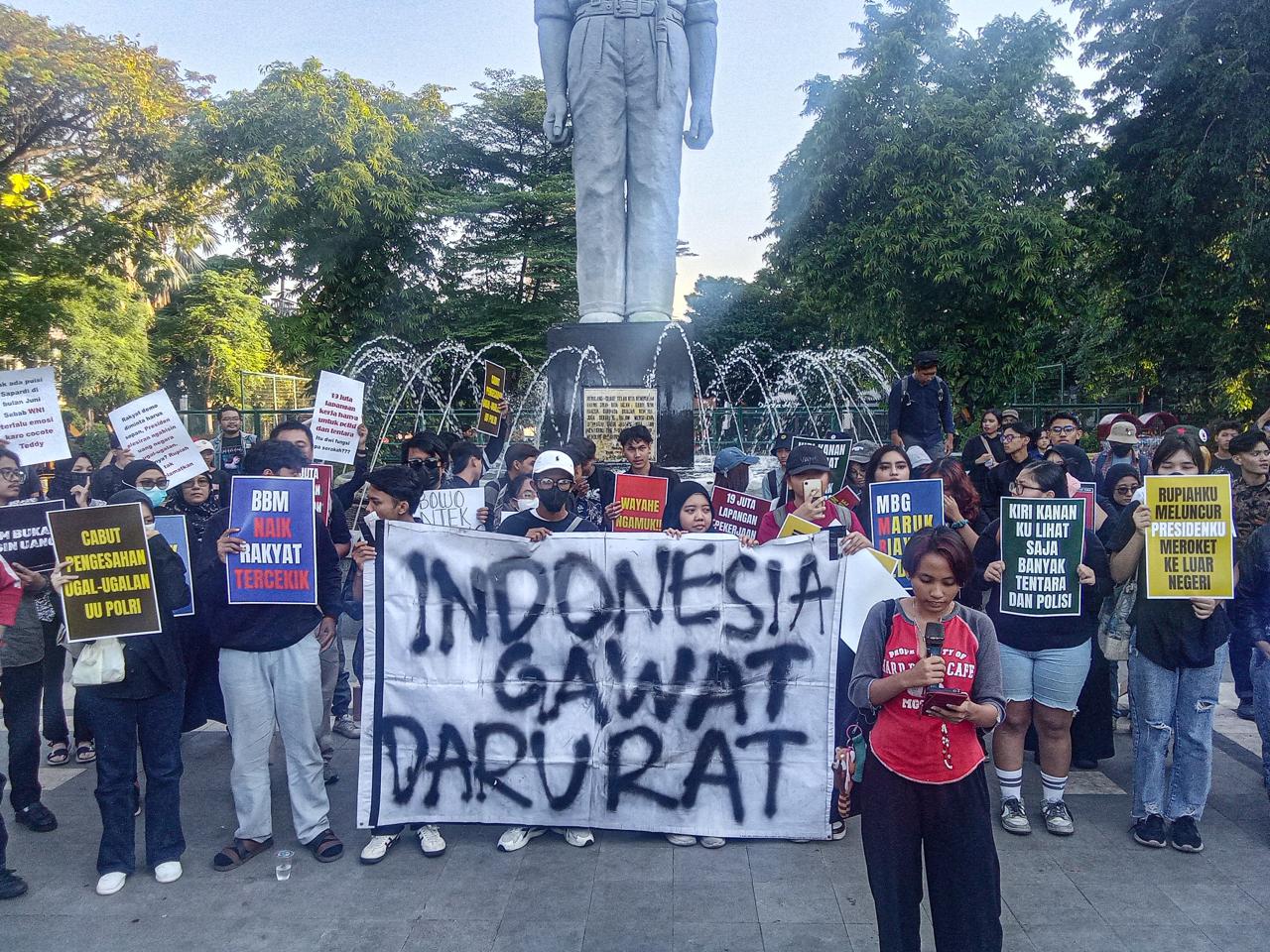 - [ ] Massa "Surabaya Menggugat" Desak Pembatalan UU Polri dan UU TNI