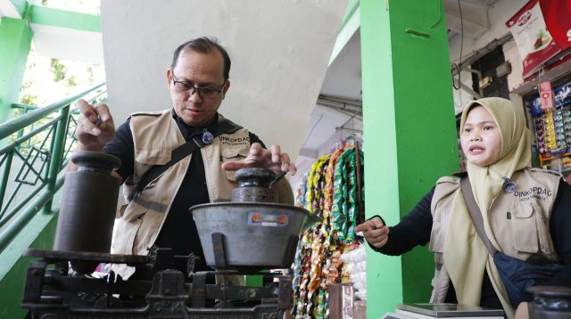 Lindungi Hak Konsumen, Pemkot Surabaya Sidak Tera Timbangan