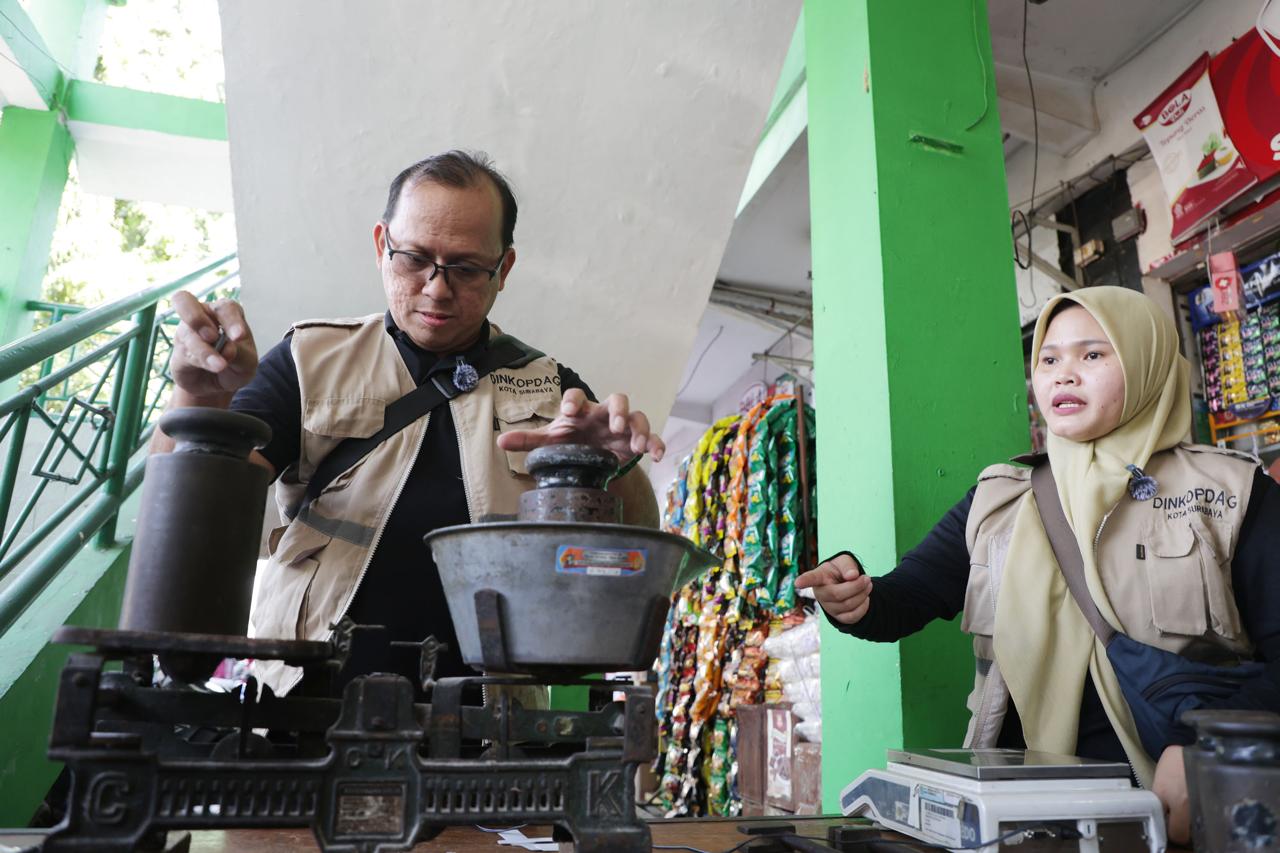 Lindungi Hak Konsumen, Pemkot Surabaya Sidak Tera Timbangan
