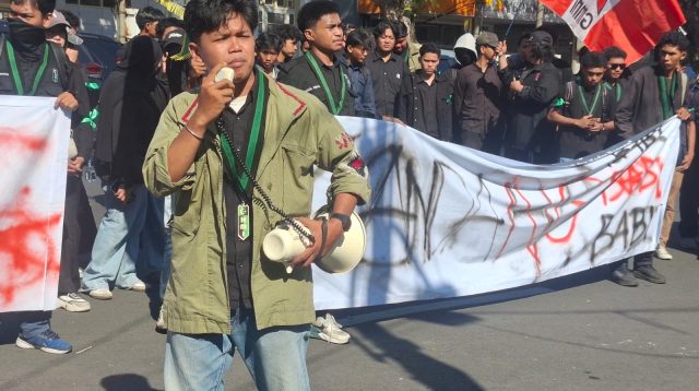 Soroti MBG dan Ekonomi Nasional, Demo di DPRD Surabaya Berlangsung Panas