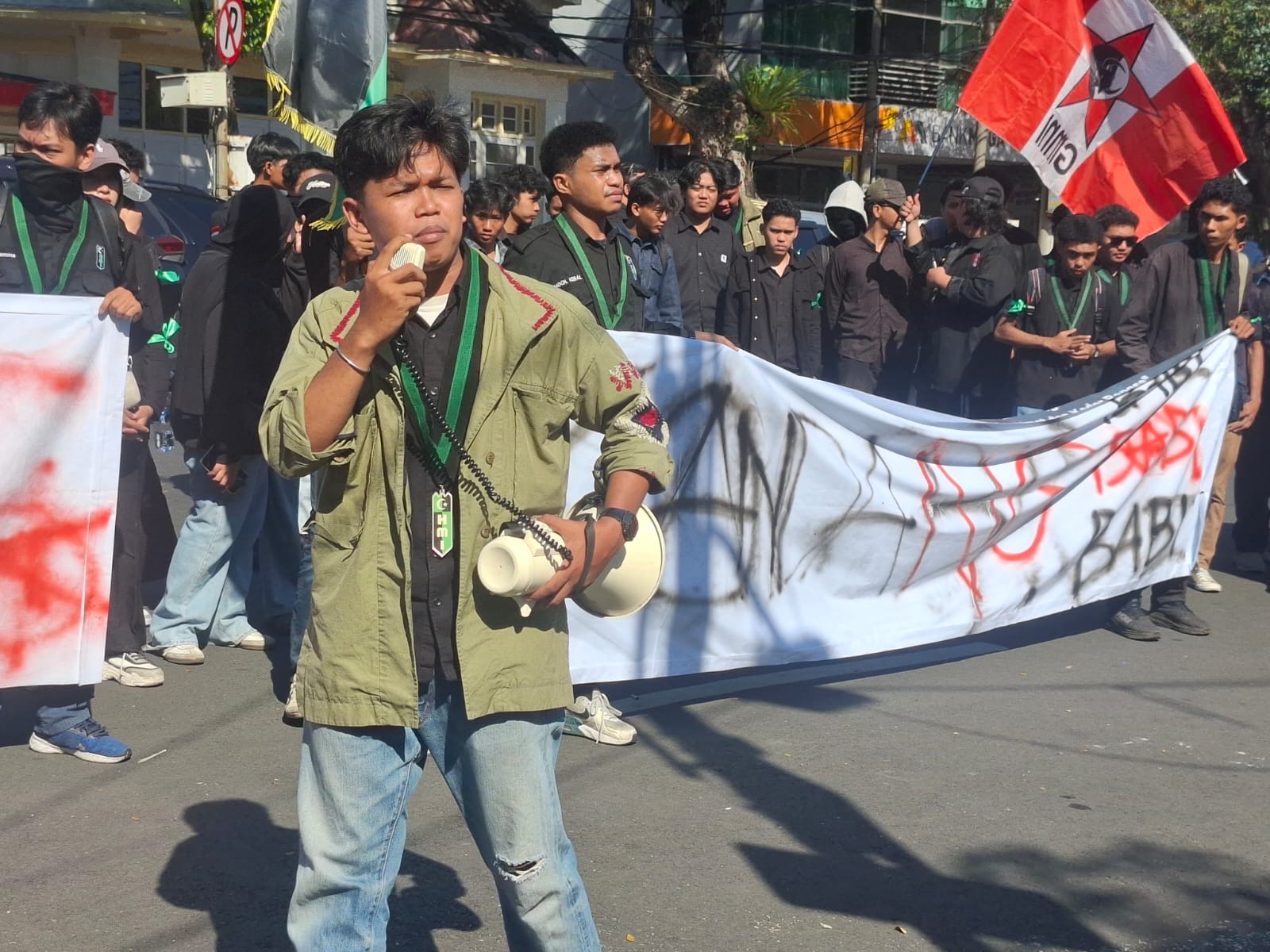Soroti MBG dan Ekonomi Nasional, Demo di DPRD Surabaya Berlangsung Panas