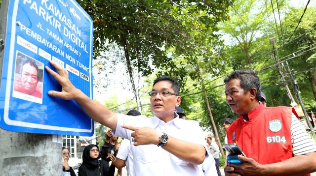 Surabaya Gencarkan Digitalisasi Parkir, Rambu Digital TJU Kini Dilengkapi Foto Jukir Resmi