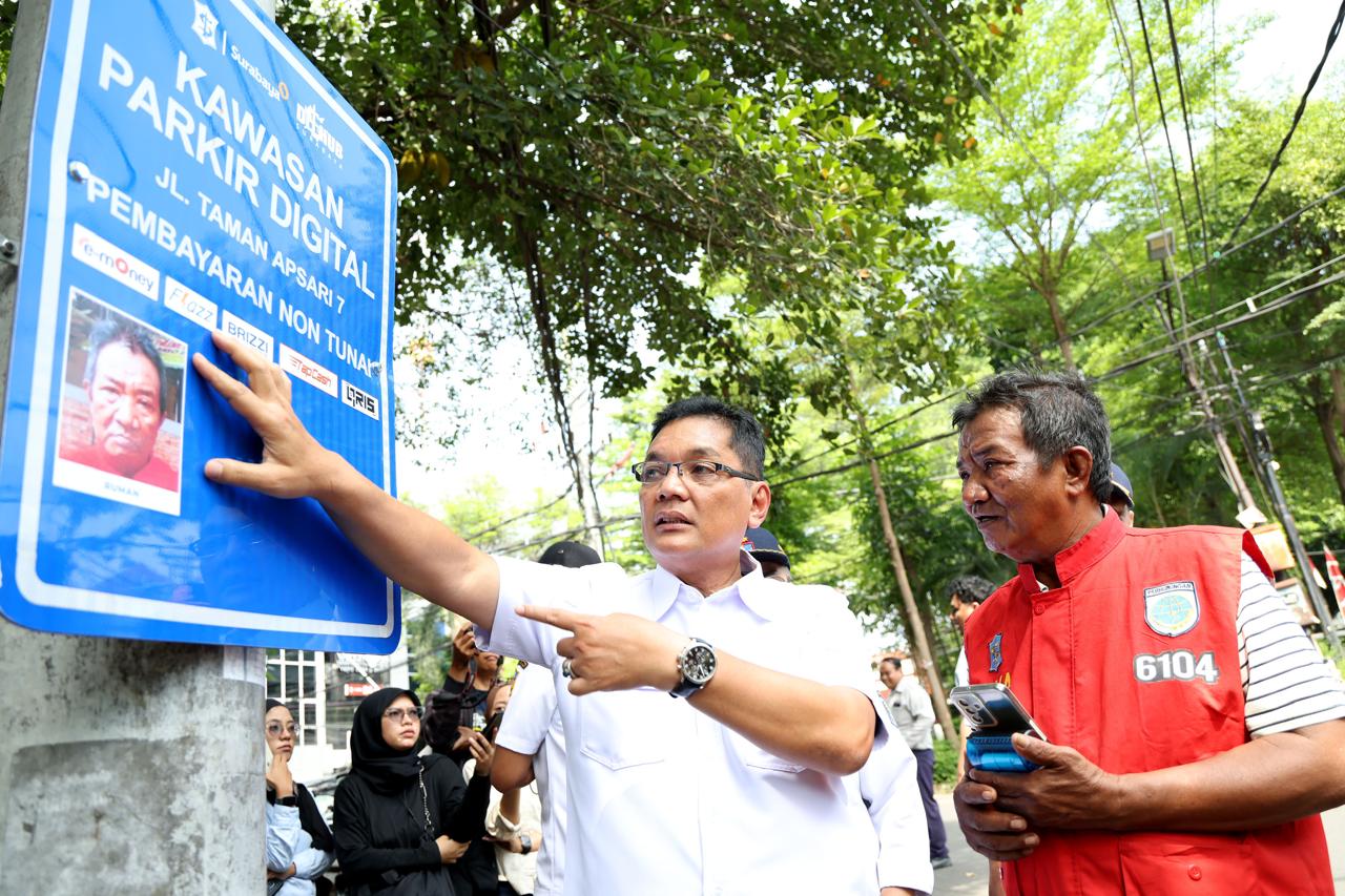 Surabaya Gencarkan Digitalisasi Parkir, Rambu Digital TJU Kini Dilengkapi Foto Jukir Resmi