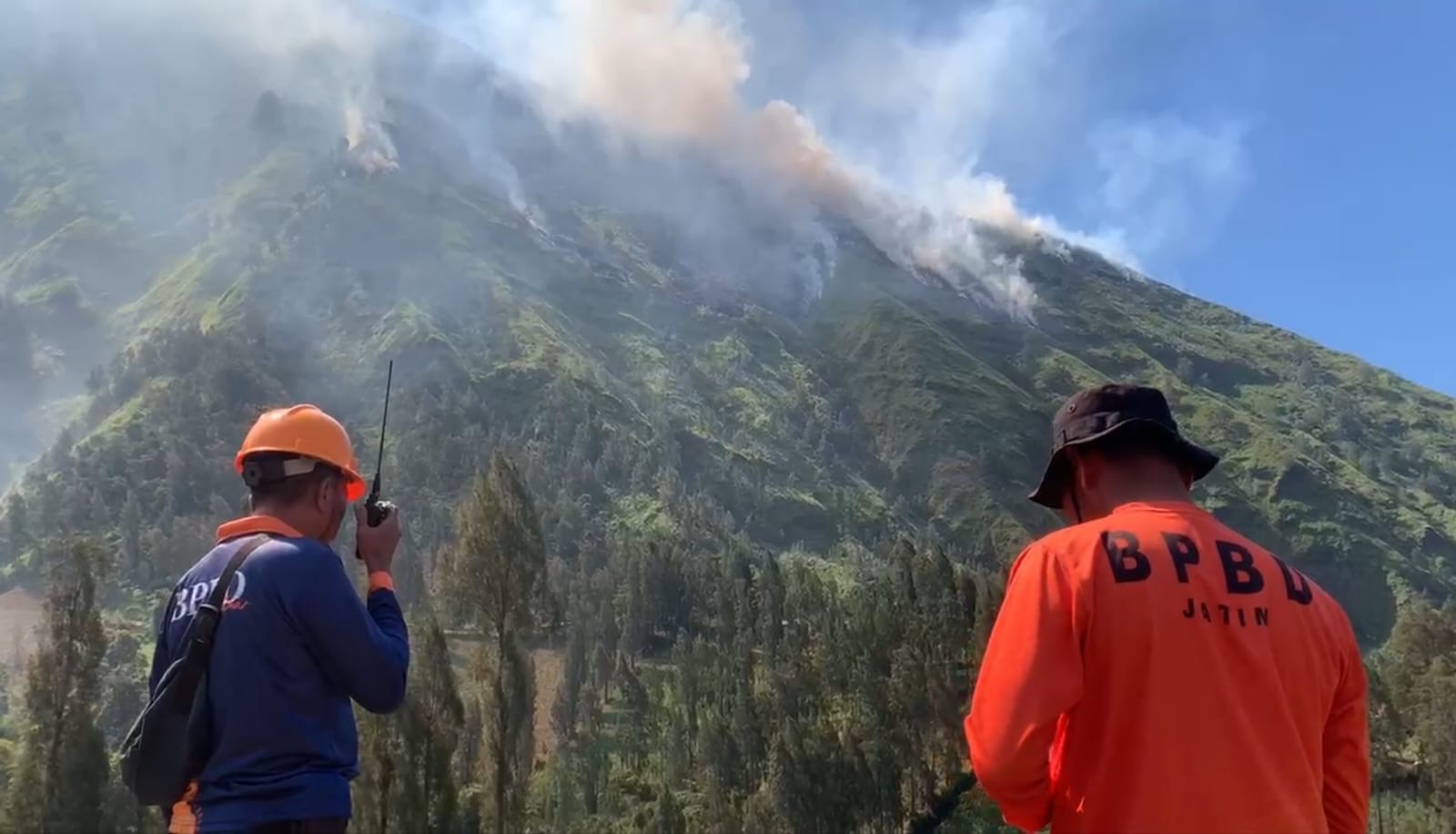Api Meluas di Gunung Ringgit Bromo, Petugas Terhadang Tebing Curam