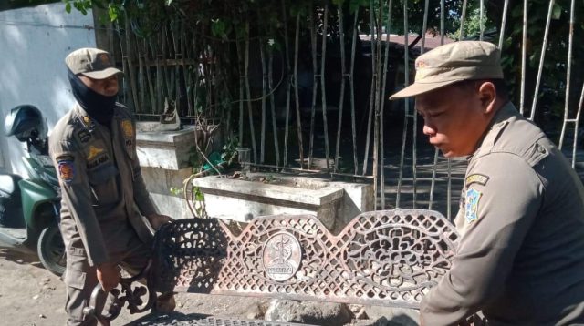Nyaris Dijual Kiloan, Dua Kursi Taman Berlogo Pemkot Surabaya Disita dari Lapak Loak