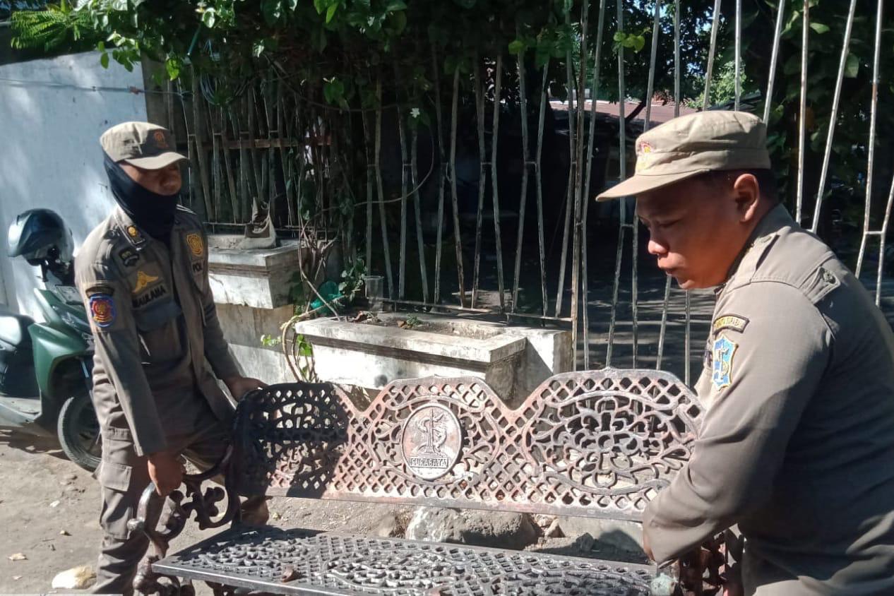 Nyaris Dijual Kiloan, Dua Kursi Taman Berlogo Pemkot Surabaya Disita dari Lapak Loak