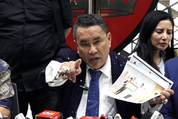 Hotman Paris saat Konferensi Pers di Kejaksaan Agung Hotman Paris Hutapea memberikan keterangan kepada wartawan dalam konferensi pers di Kejaksaan Agung, Jakarta.