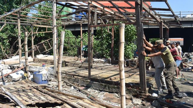 Bebaskan Kawasan dari Banjir, Pemkot Surabaya Ratakan Bangli di Bawah Flyover Tambak Mayor