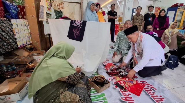 Kunjungi Kampung Batik Ceria Gundih, DPR RI Puji Cara Warga Surabaya Atasi Kecanduan Gadget