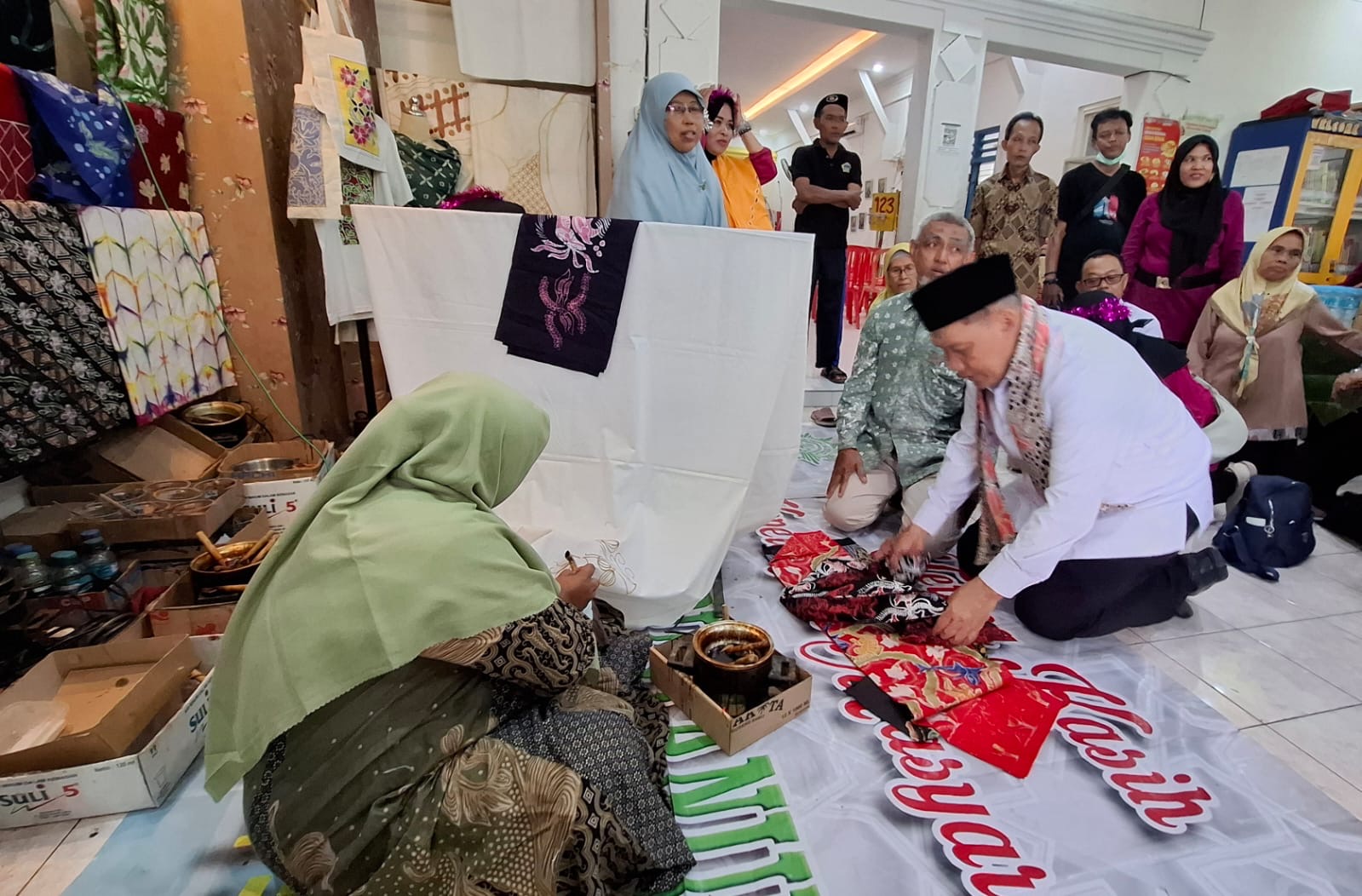 Kunjungi Kampung Batik Ceria Gundih, DPR RI Puji Cara Warga Surabaya Atasi Kecanduan Gadget