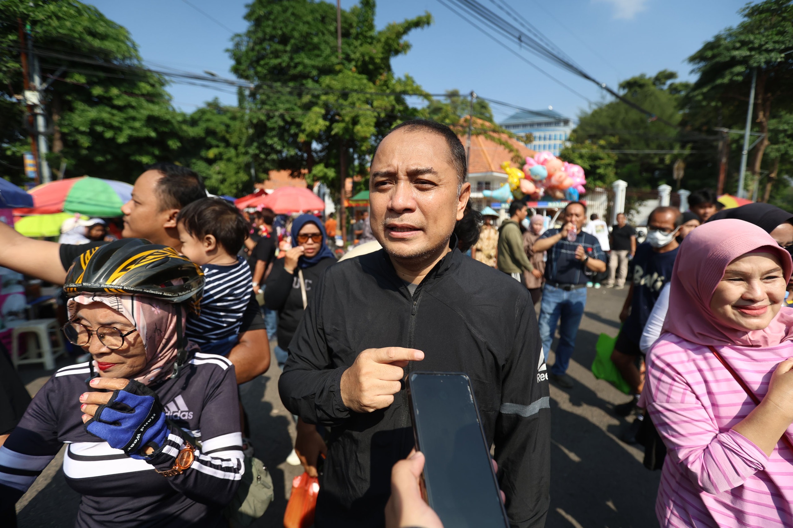 Wali Kota saat melakukan sidak CFD Bungkul Eri Cahyadi Gandeng Polda Jatim Buru Pelaku Pungli PKL CFD Taman Bungkul