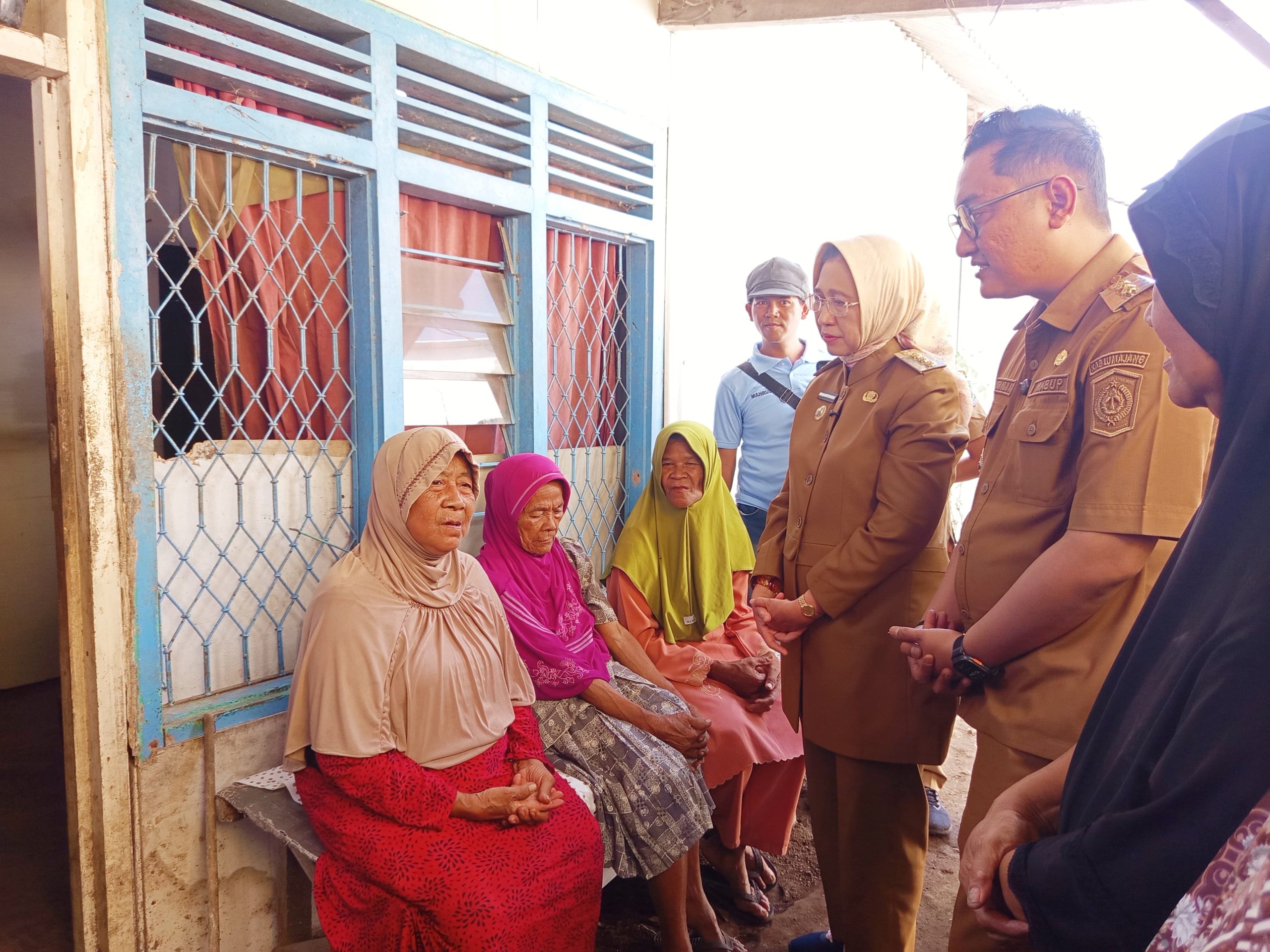 Kunjungan Bupati Lumajang Kisah Pilu 3 Lansia Bersaudara di Lumajang, Tinggal di Rumah Asbes dan Numpang Mandi demi Air Bersih