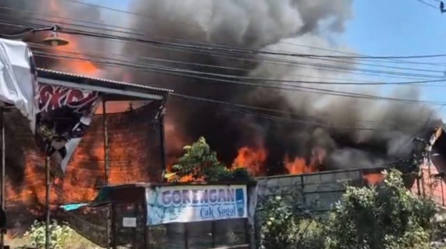 Ditinggal Salat Jumat, Dua Toko di Paiton Probolinggo Ludes Terbakar