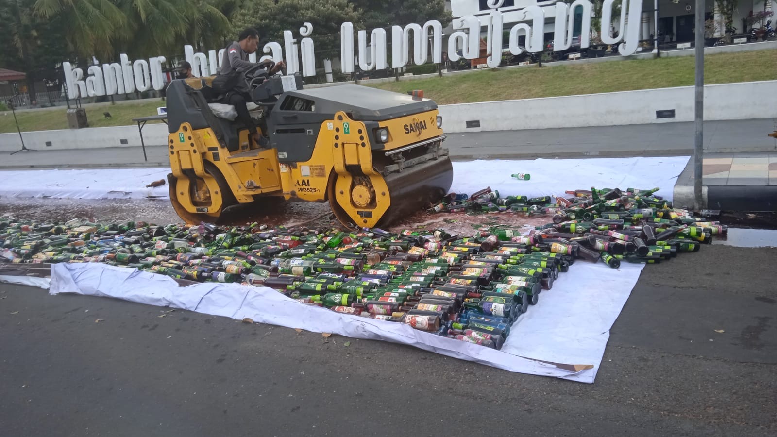 Gilas 3.000 Botol Miras, Pemkab Lumajang Tegaskan Tak Ada Toleransi