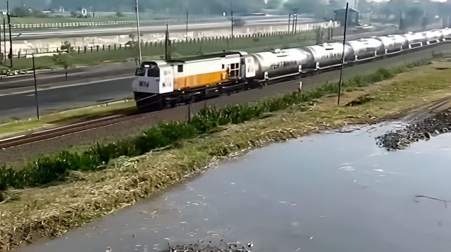 Meluber dan Retak, Lumpur Lapindo Kini Mengancam Jalan Raya dan Rel Kereta Api Porong