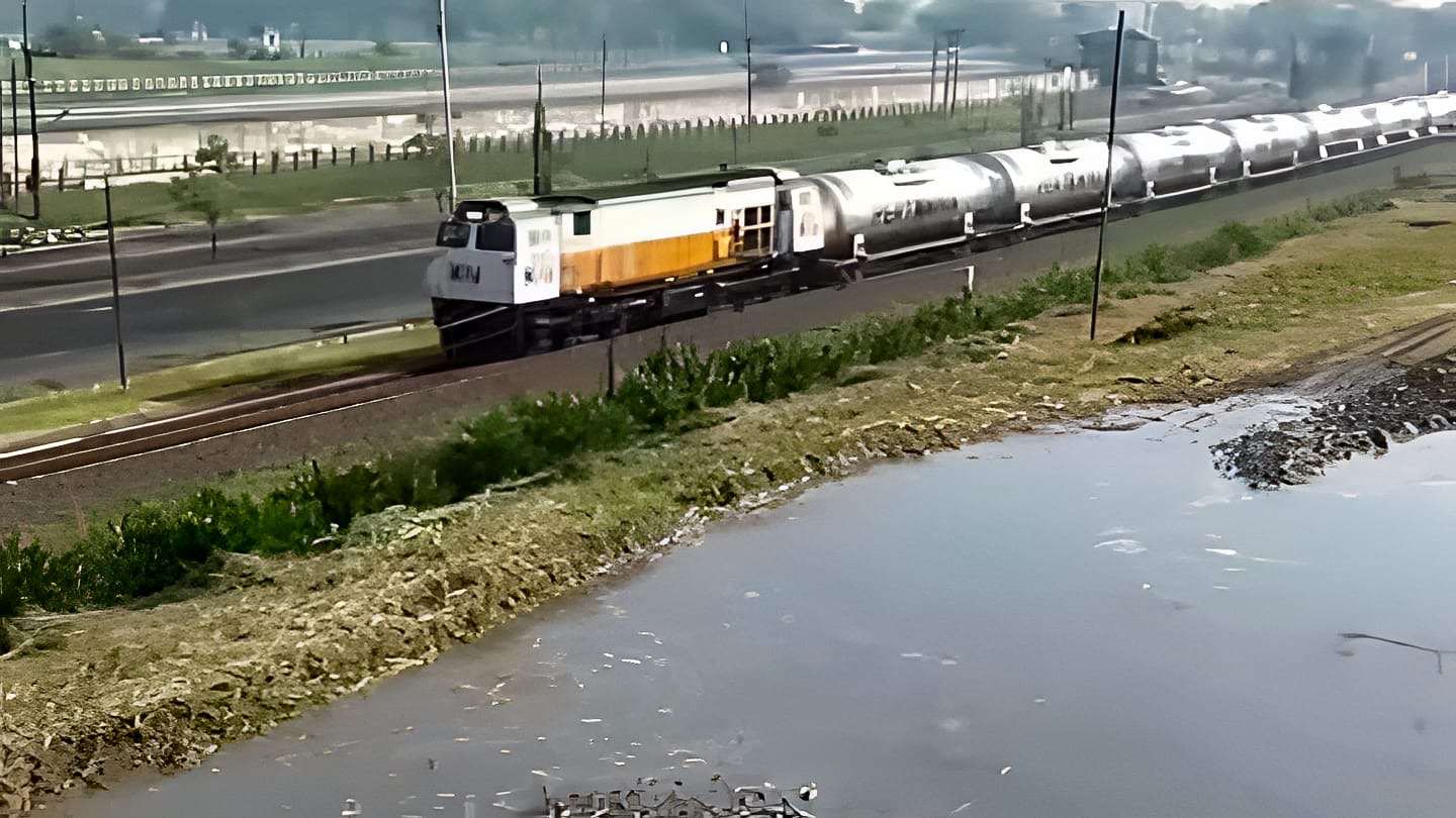 Meluber dan Retak, Lumpur Lapindo Kini Mengancam Jalan Raya dan Rel Kereta Api Porong