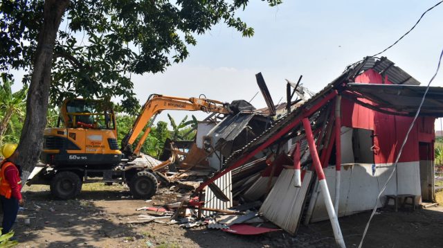 Amankan Aset, Pemkot Surabaya Ratakan Bangli di Medokan Asri