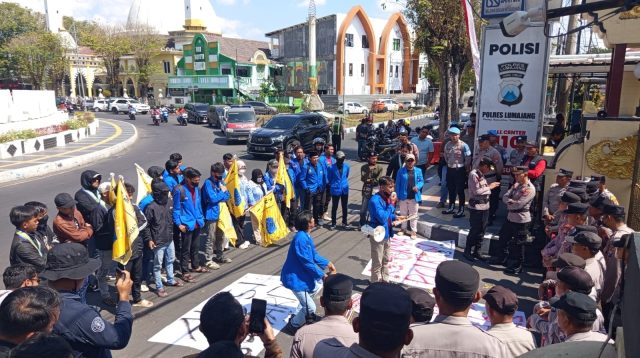 Demo di Polres Lumajang, PMII Soroti Kasus OTT Solar hingga Begal