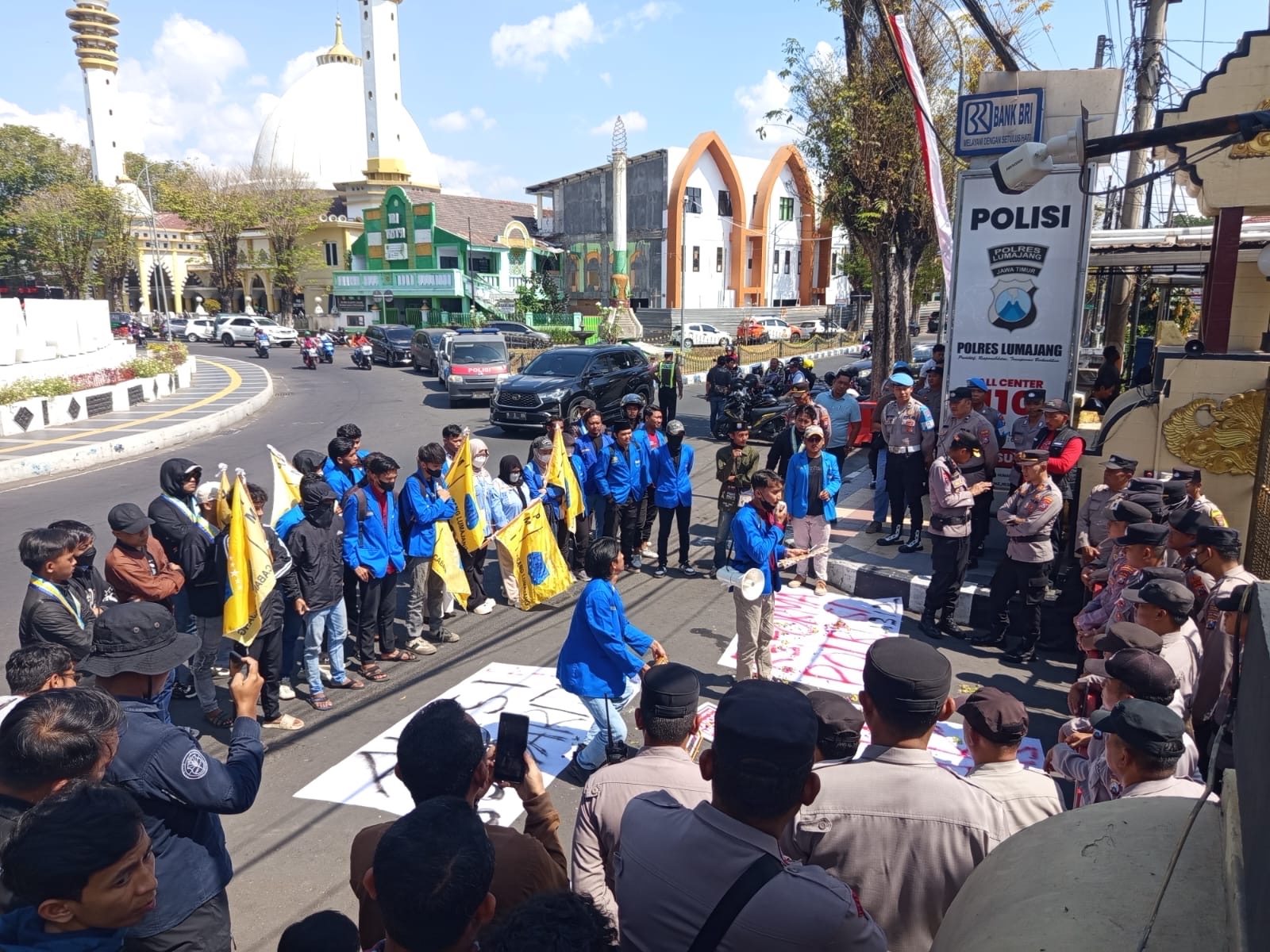 Demo di Polres Lumajang, PMII Soroti Kasus OTT Solar hingga Begal