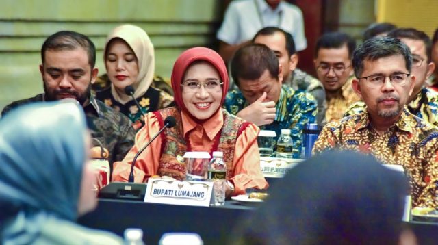 Bupati Lumajang Indah Amperawati mengimbau orang tua menunda membeli seragam sekolah karena Pemkab menyiapkan program seragam gratis bagi siswa baru.