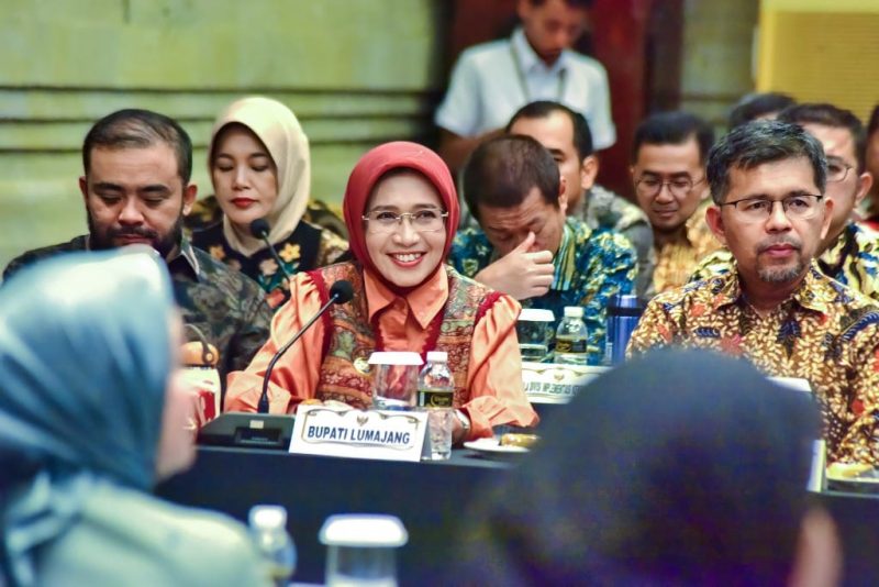 Bupati Lumajang Indah Amperawati mengimbau orang tua menunda membeli seragam sekolah karena Pemkab menyiapkan program seragam gratis bagi siswa baru.
