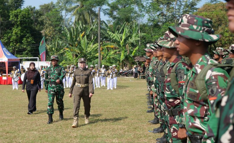 Bupati Lumajang Indah Amperawati meresmikan TMMD ke-129 di Desa Ledoktempuro Kecamatan Randuagung.