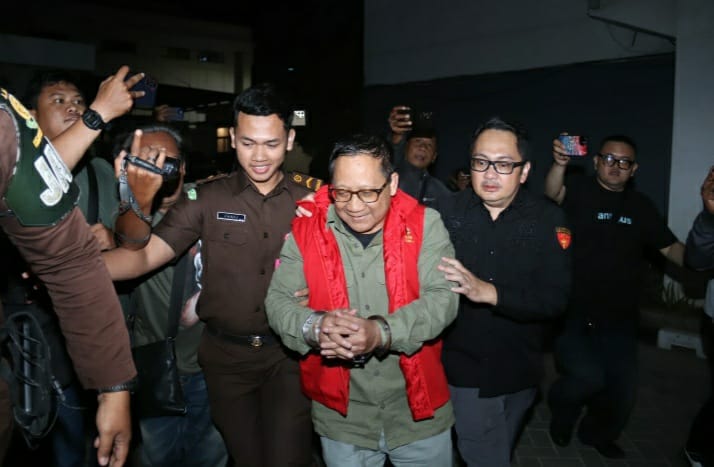 Eks Dirut KBS Digiring Penyidik Kejati Jatim Usai Ditetapkan sebagai Tersangka Mantan Direktur Utama Kebun Binatang Surabaya digiring penyidik Kejati Jatim usai ditetapkan sebagai tersangka dugaan korupsi.