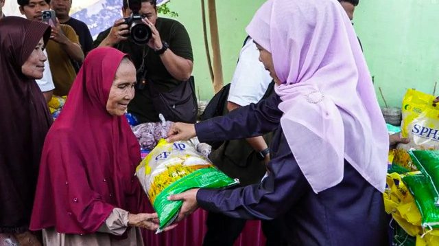 Gubernur Khofifah Tinjau Pasar Murah Pemprov Jatim Tembus Rp92,7 Juta, Pasar Murah Ke-81 Pemprov Jatim di Pasuruan Diserbu Warga
