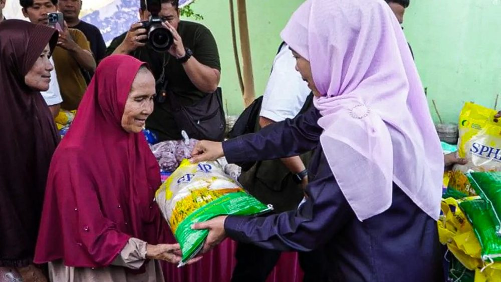 Gubernur Khofifah Tinjau Pasar Murah Pemprov Jatim Tembus Rp92,7 Juta, Pasar Murah Ke-81 Pemprov Jatim di Pasuruan Diserbu Warga